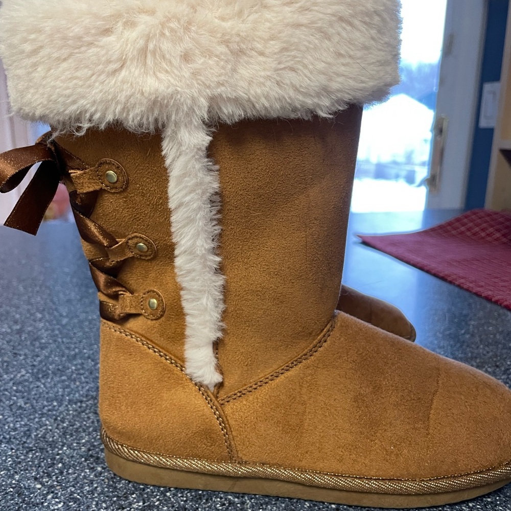 SO girls size 3 boots. Only wore a couple time.